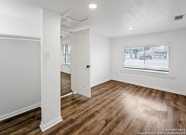 122 Stolnet St — Photo 6