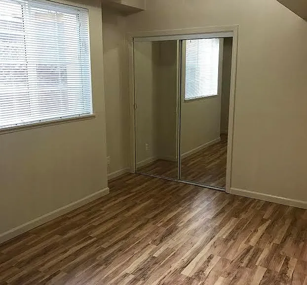 2233 84th Ave — Photo 3