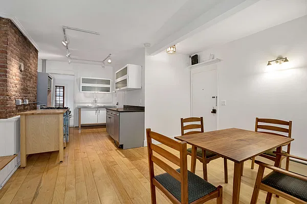 Rented by Warburg | media 8