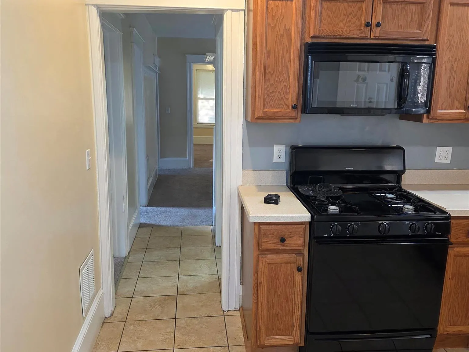 3 bed, 1.0 bath, 2344 sqft, $2,500 — Photo 3