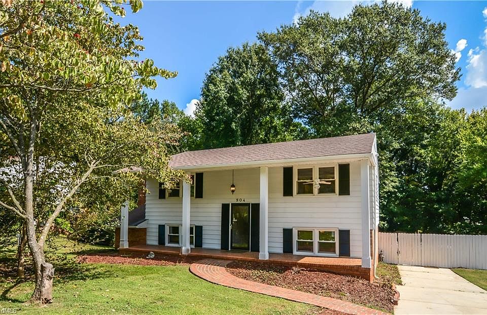 1st image of 904 Honeysuckle Dr