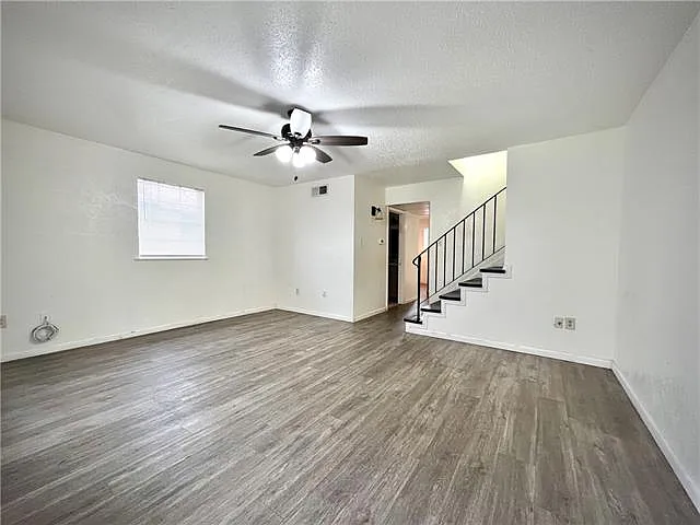 2 bed, 1.5 bath, 1240 sqft, $1,300 — Photo 4