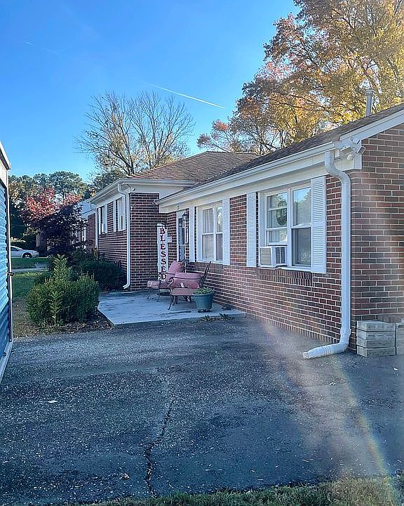 1st image of 21 Longwood Dr