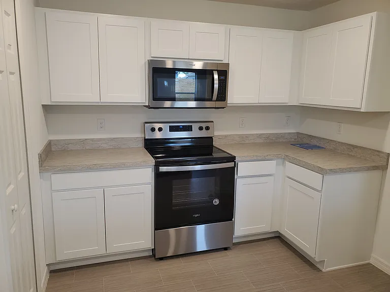 611 SW McComb Ave — Photo 5
