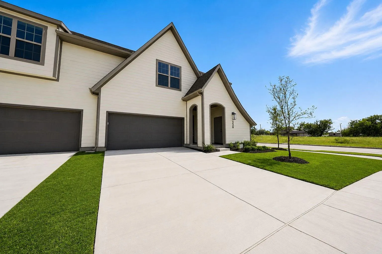 3 bed, 2.5 bath, 2499 sqft, $2,825 — Photo 3