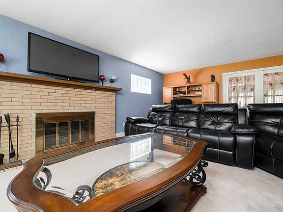 5th image of 909 Peter Ave