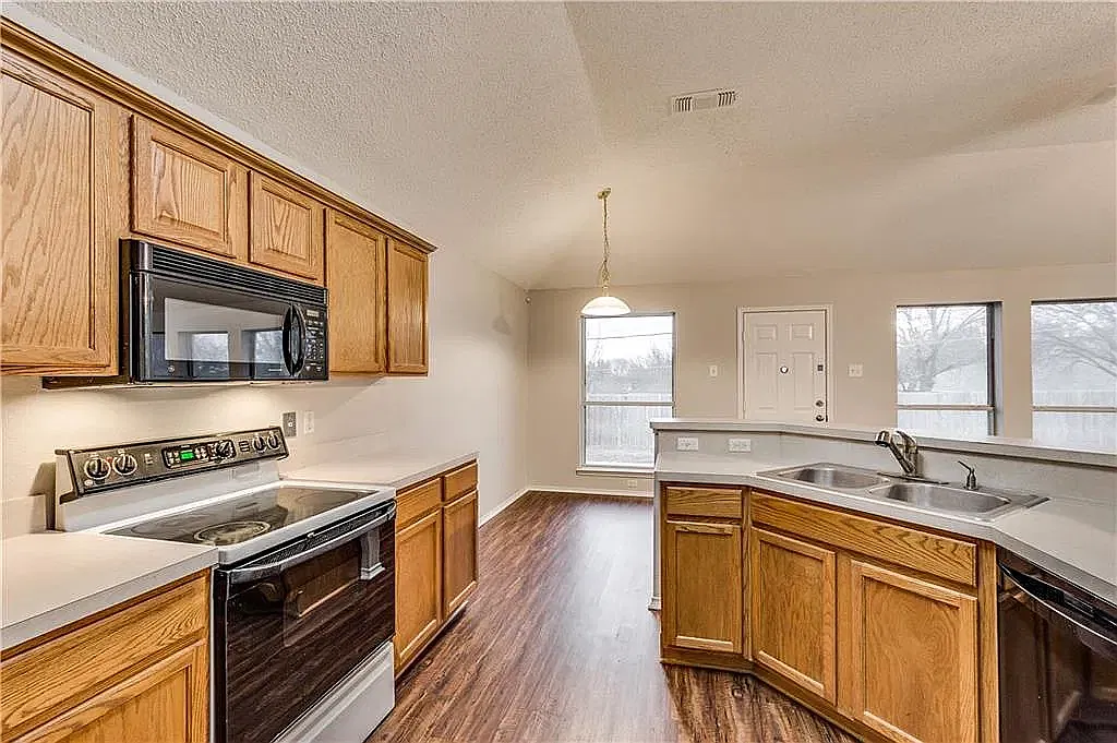 3 bed, 1710 sqft, $2,200 — Photo 2
