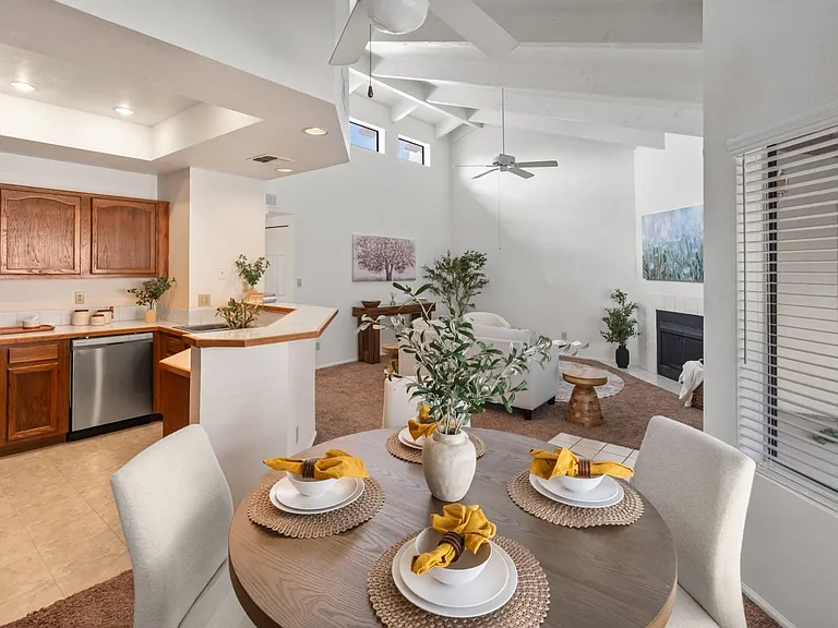 1017 E Maryland Ave #213 — Photo 8