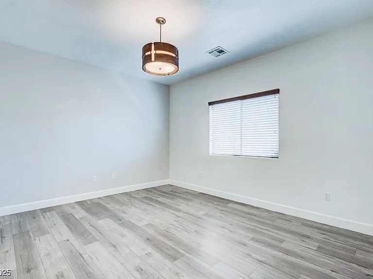 128 Tilbury Ave — Photo 4