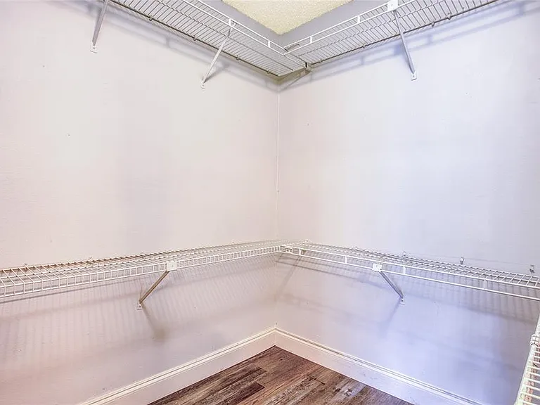 2390 Bentley Dr — Photo 28