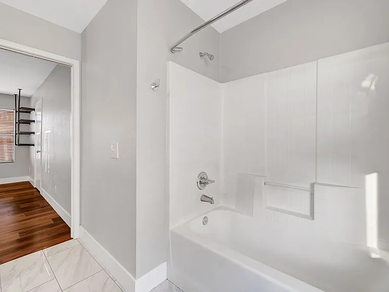 812 Sistine St — Photo 26