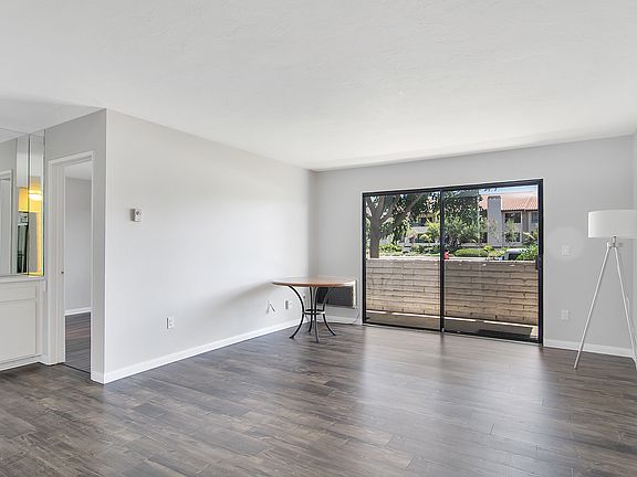 Lv. Rm/Door to Mstr.