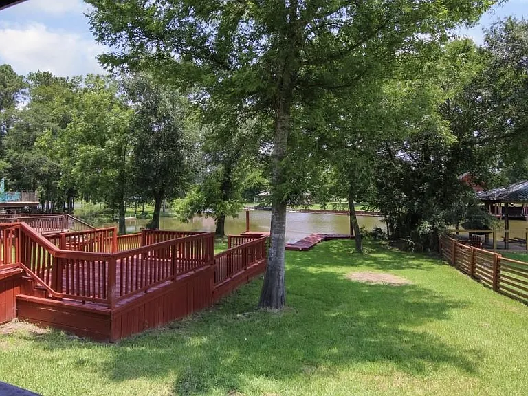 42 Hunters Creek Dr — Photo 2