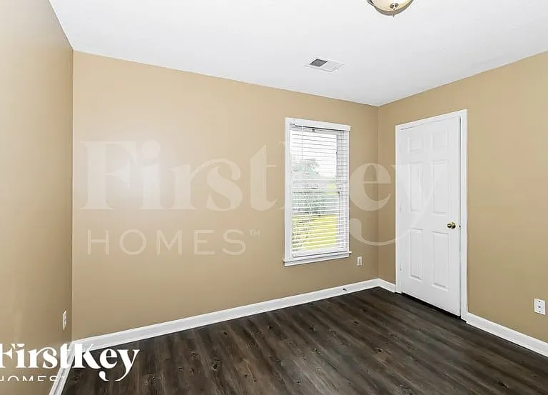844 Tropicana Dr E — Photo 12