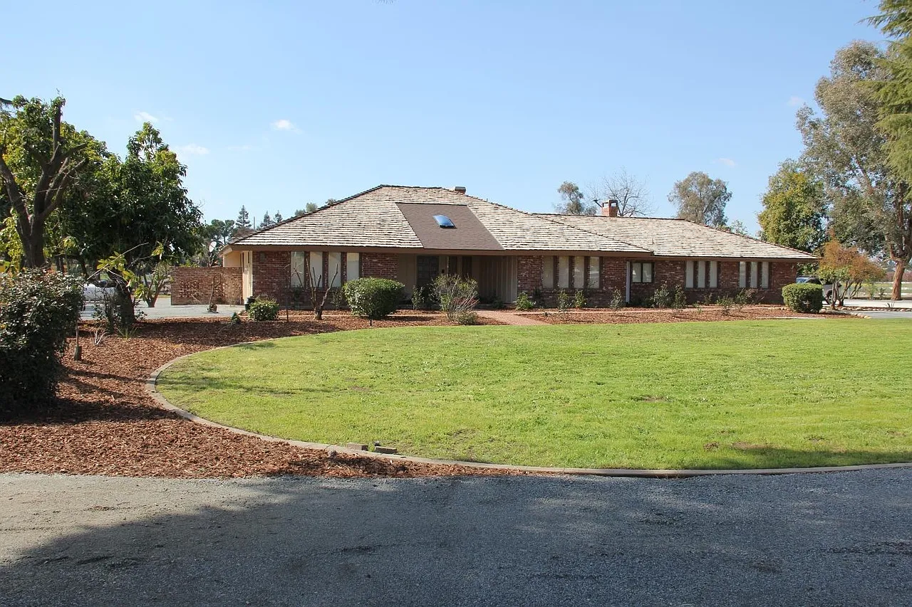 4 bed, 2.5 bath, 2800 sqft, $2,850 — Photo 1