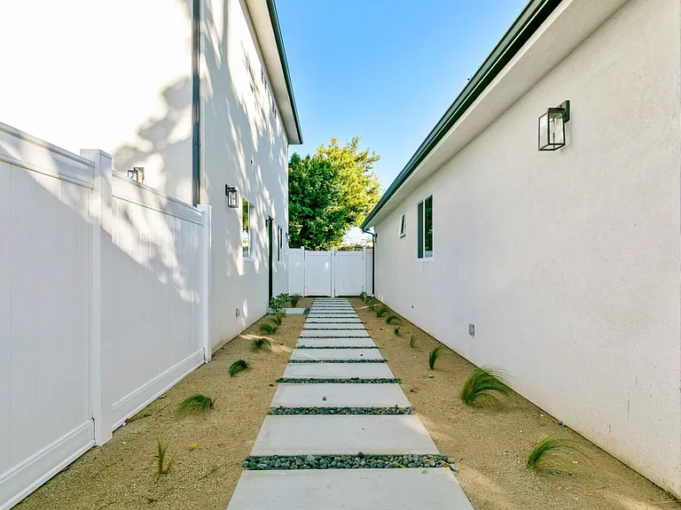 6846 Cedros Ave — Photo 23