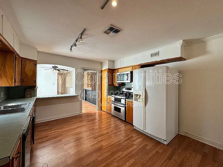 817 Westmont Dr — Photo 8