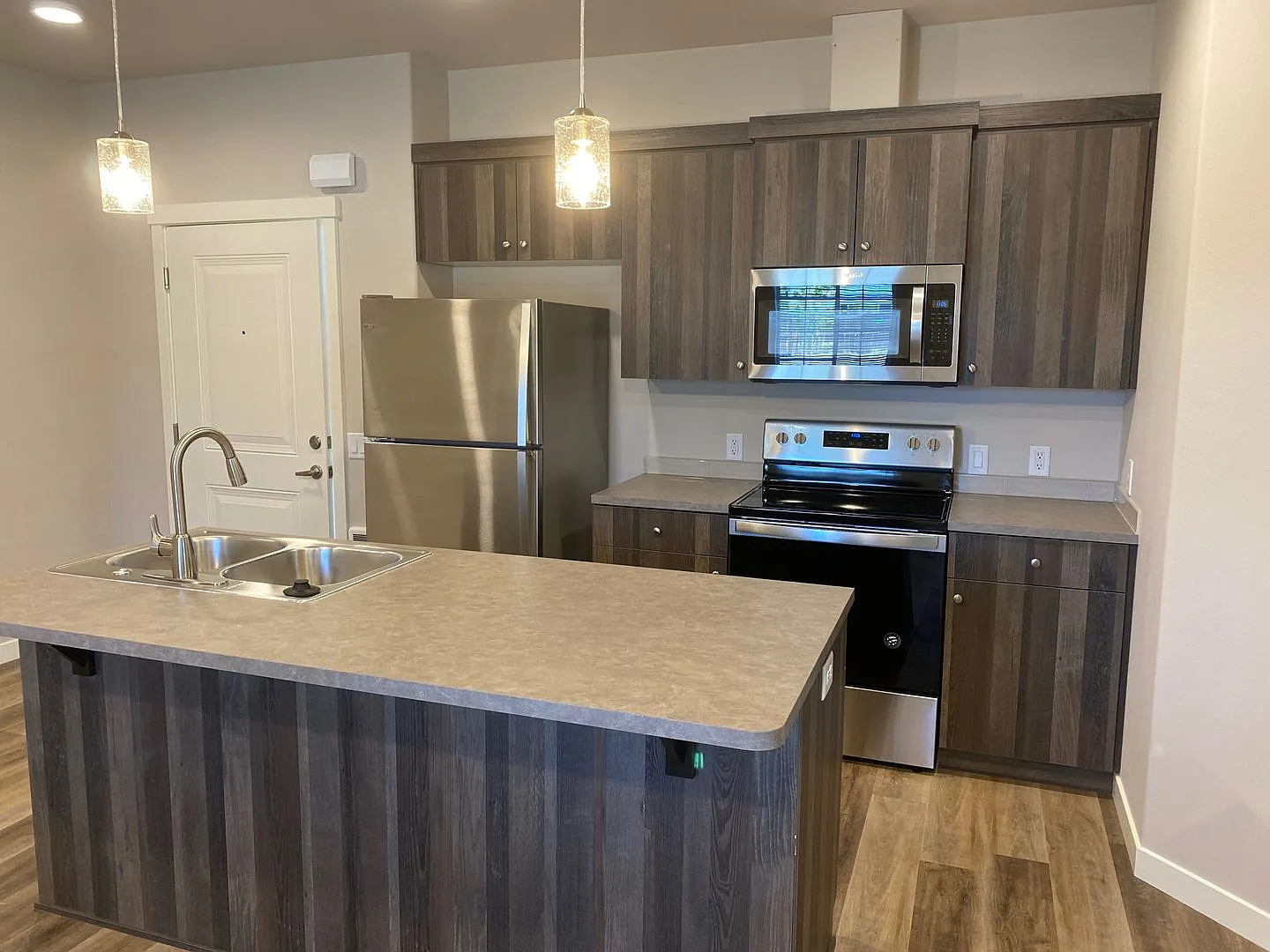 Newer Apartments in Redmond! — Photo 1
