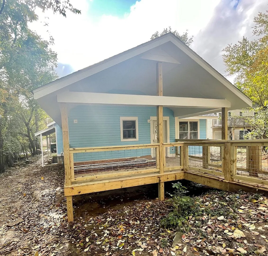 3 Bedroom/2 Bath on Hunter — Photo 1