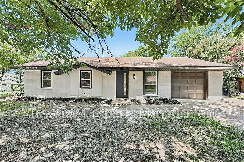 3 bed, 2.0 bath, 1212 sqft, $1,695 — Photo 2