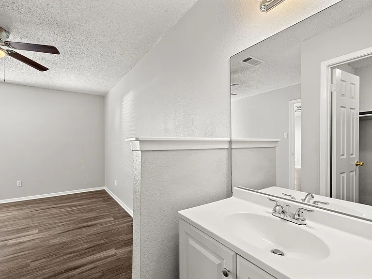 CV-AUS12130 Thompkins — Photo 27