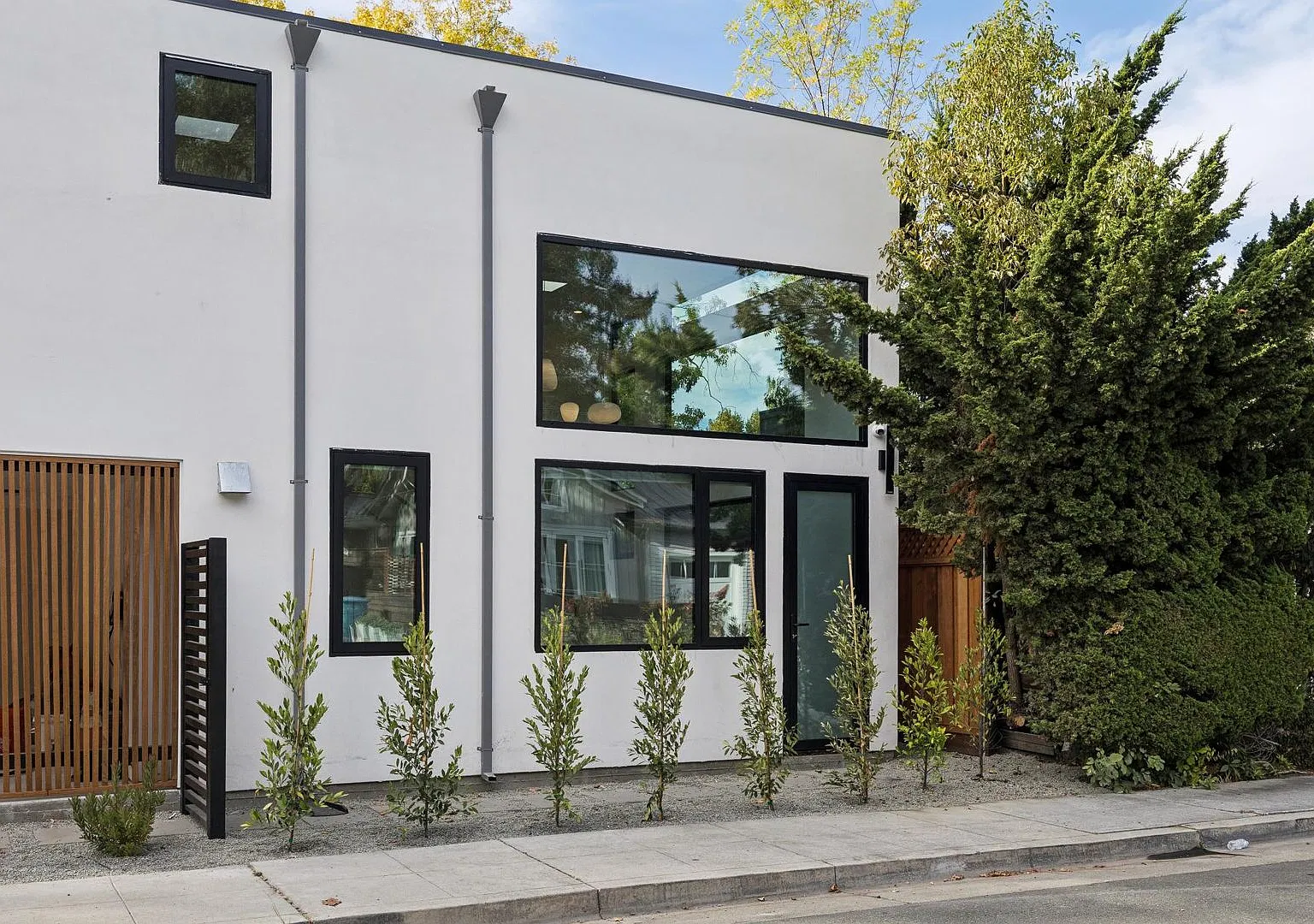 Contemporary 2 Bedroom Home Available in Old Palo Alto Available Now! — Photo 3