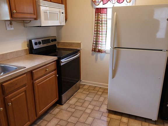 3rd image of 414 W Columbia St