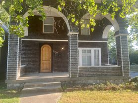 1065 W 33rd St