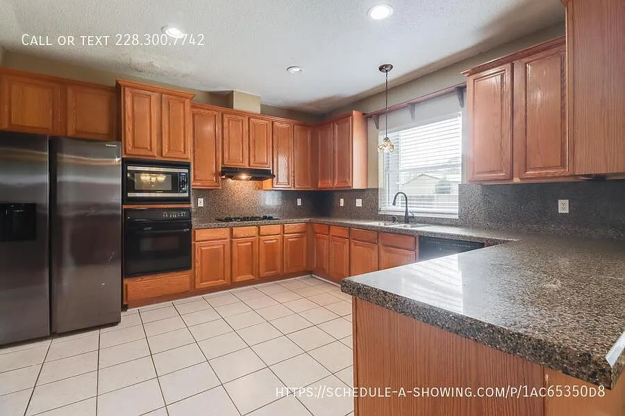 4 bed, 2.5 bath, 2772 sqft, $2,875 — Photo 3