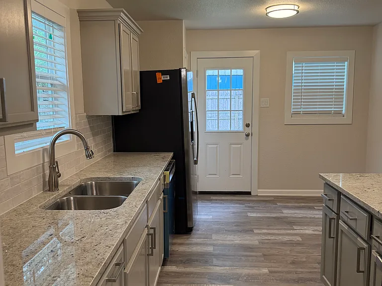 970 Peyton Dr — Photo 3