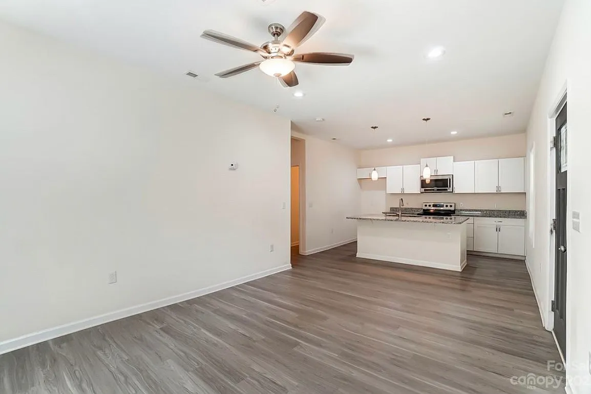 107 McKinnon Ave NE — Photo 4