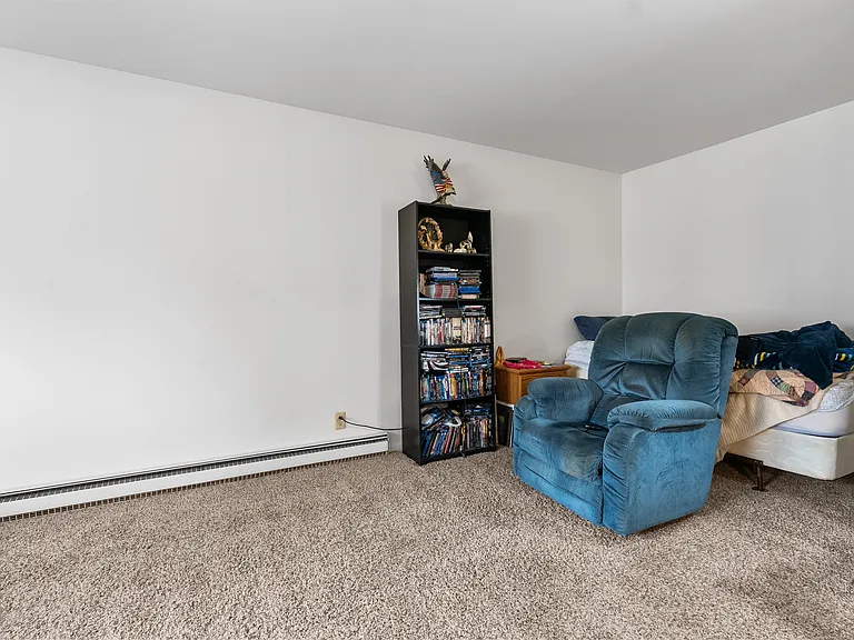 900 W Jefferson Blvd #J — Photo 6