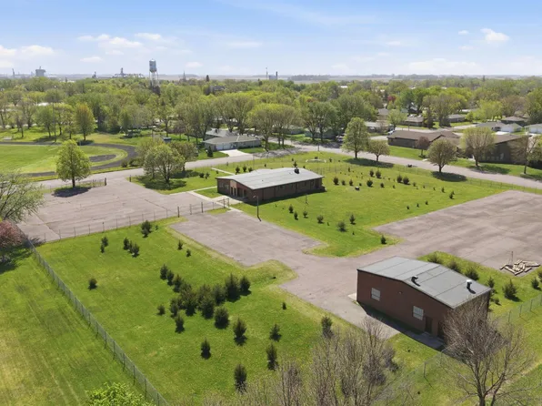 612 N Brown St, Winthrop, MN 55396