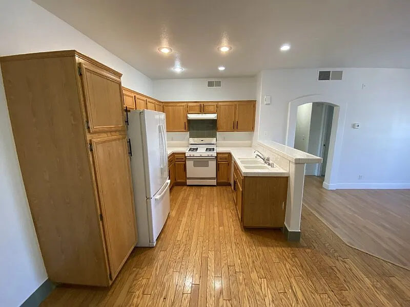 1 bed, 1.0 bath, 777 sqft, $1,050 — Photo 4