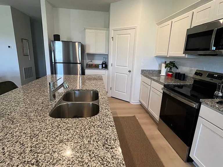 1332 Dalkeith Cv — Photo 11