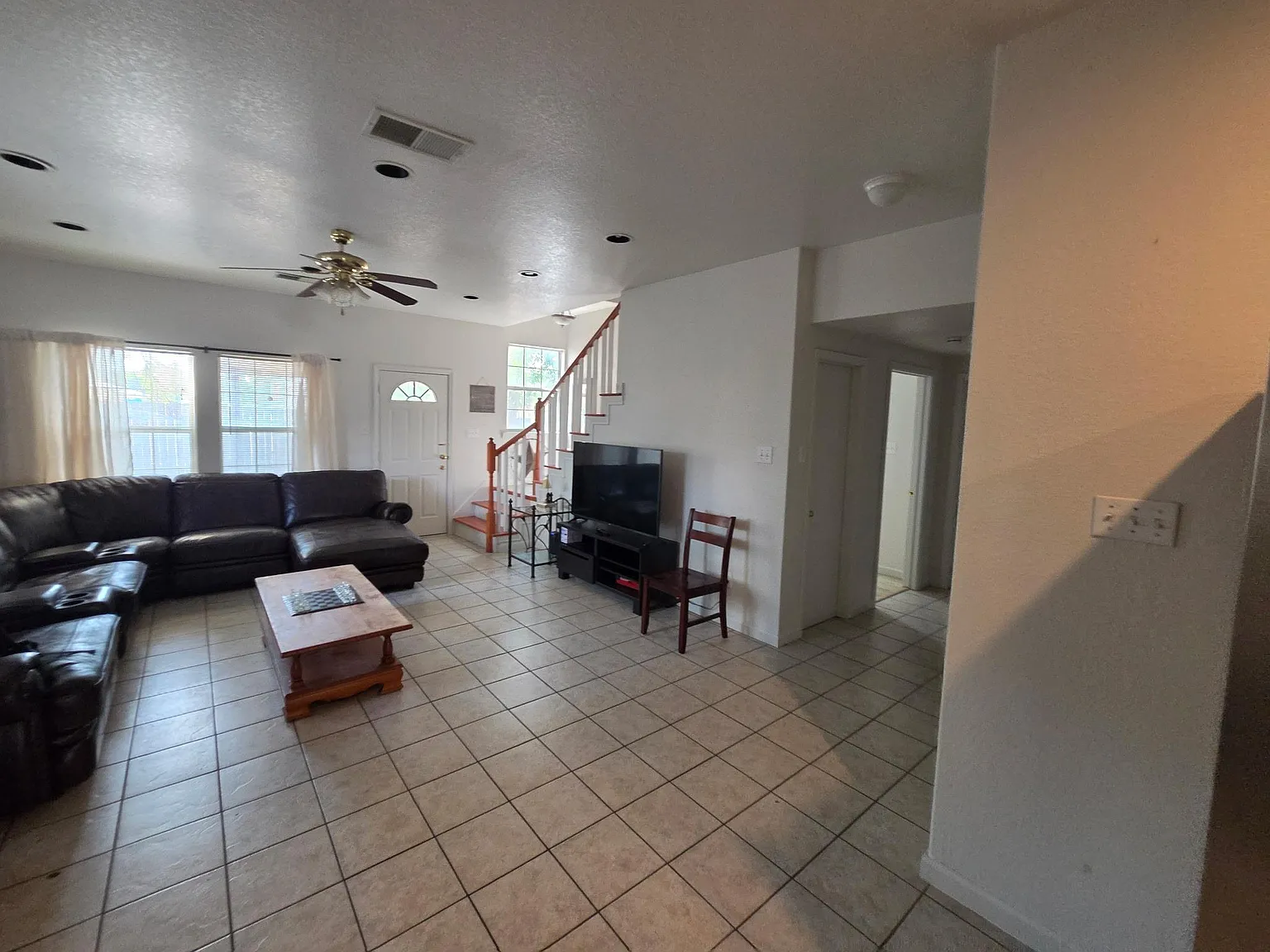 7 bed, 3.0 bath, 3040 sqft, $2,995 — Photo 3
