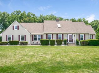 7 Ridgeview Dr, Ellington, CT 06029