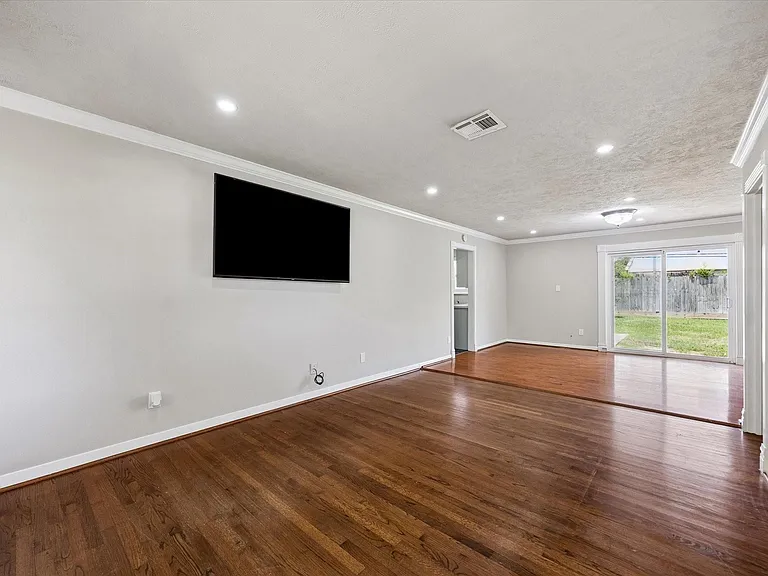 2431 Willowby Dr — Photo 3