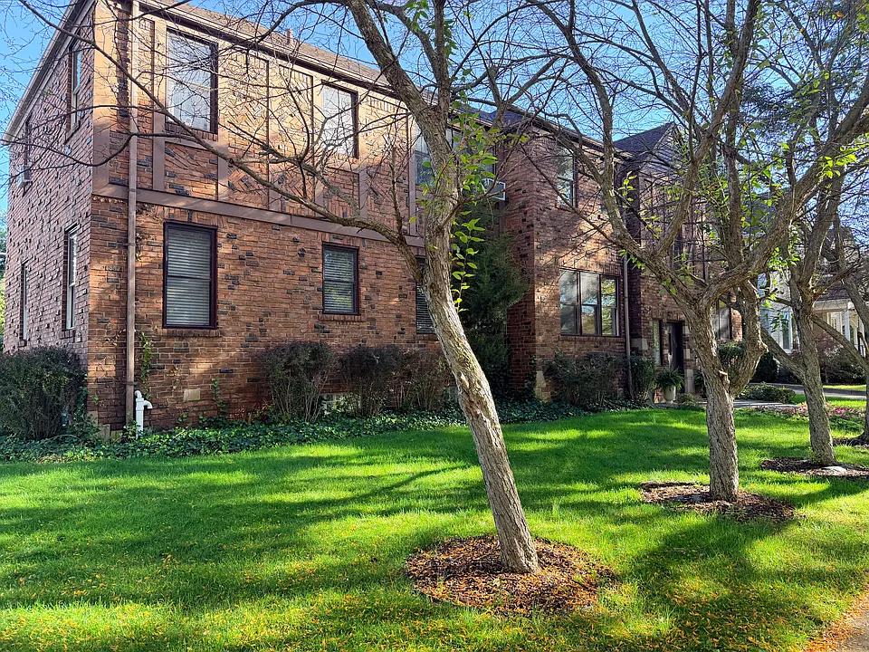 166 W Lincoln Ave #1