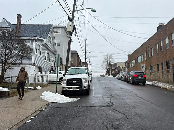 4th image of 437 Walker St