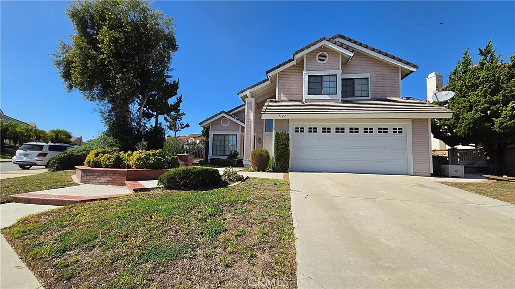 3 bed, 2.5 bath, 1759 sqft, $3,850 — Photo 2