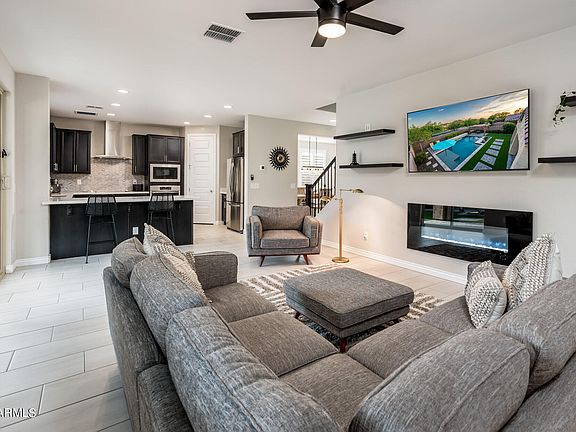 4th image of 611 E BRISA Drive