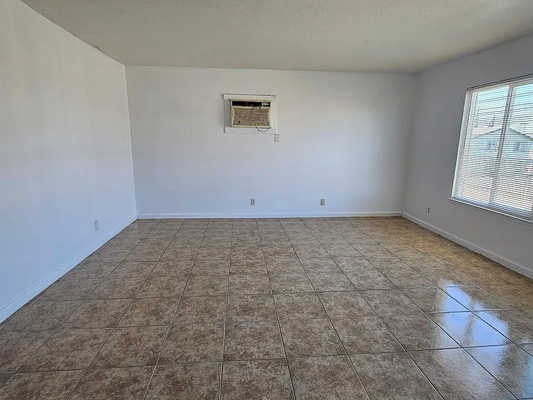 728 Illinois Ave — Photo 3