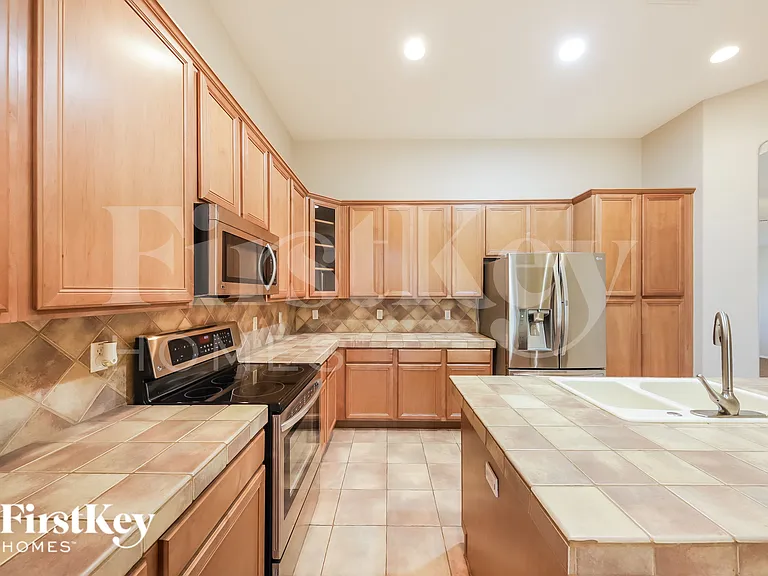 7834 W Robin Ln — Photo 5