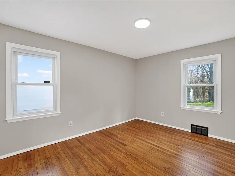 303 S Green Rd — Photo 15