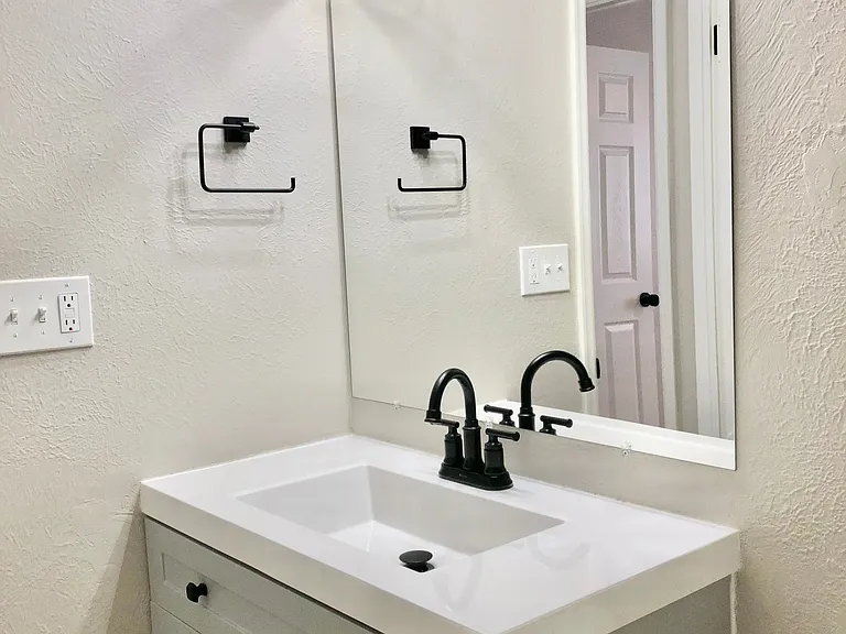 Experience elegance in every detail with this modern bathroom vanity. Experience elegance in every detail with this modern bathroom vanity.