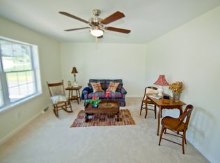 29 Looking Glass Cir, Uncasville, CT 06382