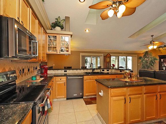 5th image of 882 Woodbine Dr