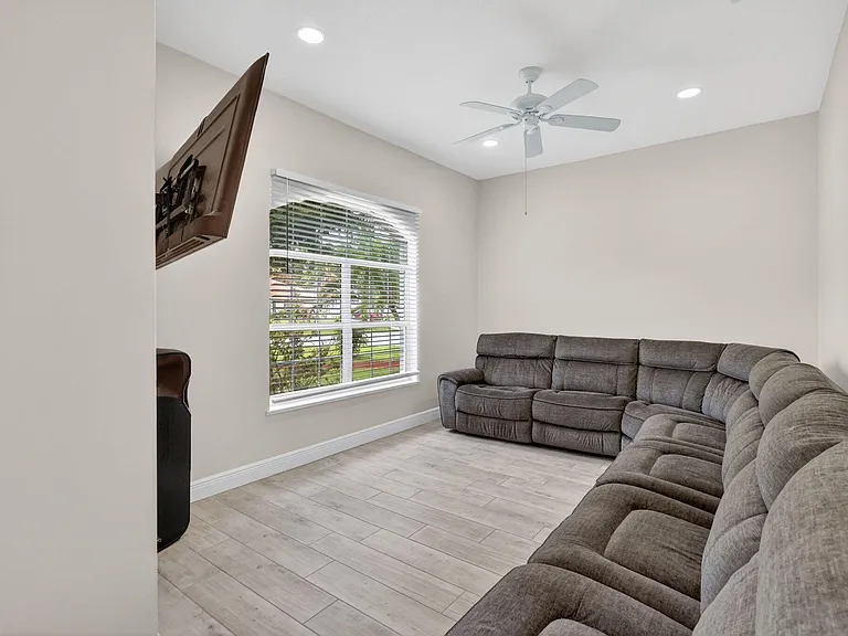 1571 SW Hunnicut Ave — Photo 6
