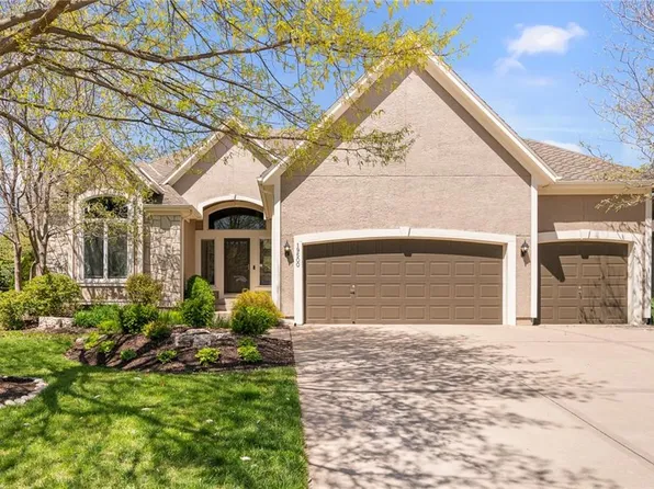 19500 W 98th Ter, Lenexa, KS 66220